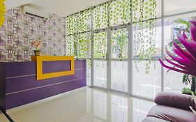 RedDoorz Plus near Stasiun Bekasi